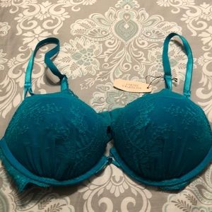 Victoria’s Secret Miraculous Plunge Bra. Size 32B